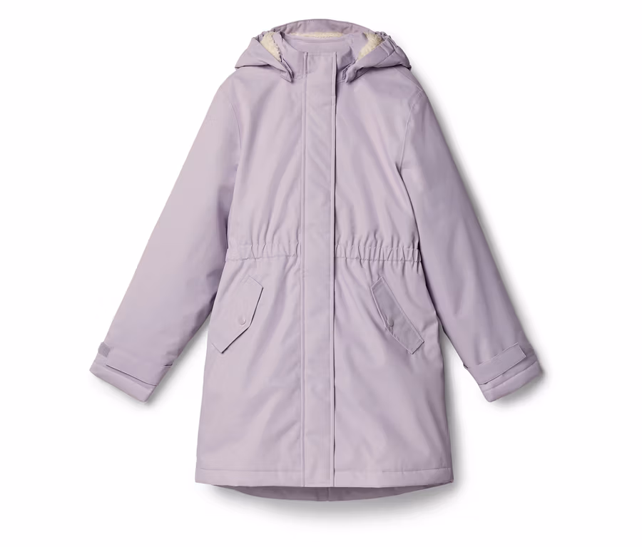 Eine hellviolette, langärmelige Jacke mit Kapuze, zwei Pattentaschen und einem elastischen Bund. Die Kapuze hat ein helles Fleecefutter, die Ärmel verstellbare Bündchen.