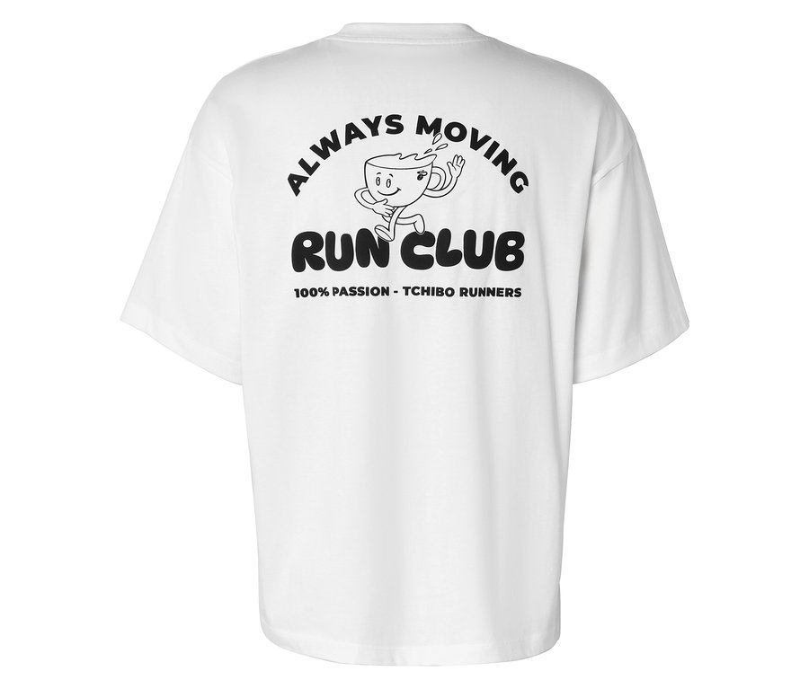Weißes Sportshirt mit schwarzem Aufdruck eines laufenden Kaffeebechers, darüber "ALWAYS MOVING", darunter "RUN CLUB" und "100% PASSION - TCHIBO RUNNERS".