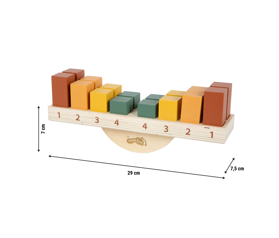 Ein Holz-Balancierspielzeug mit heller Holzbasis, beidseitig von 1 bis 4 nummeriert. Auf jeder Seite liegen zwei dunkelbraune Blöcke auf '1', zwei orange auf '2', zwei gelbe auf '3' und zwei grüne auf '4', wodurch das Spielzeug perfekt ausbalanciert ist. Es ist 29 cm lang, 7 cm hoch und 7,5 cm breit und trägt ein 'small foot'-Logo am Drehpunkt.