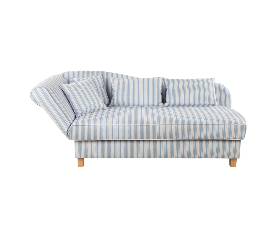 Hellblau-weiß gestreiftes Chaiselongue-Sofa mit drei passenden Kissen und hellen Holzfüßen.