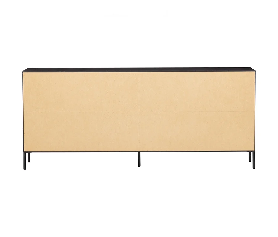 Rückansicht eines langen, rechteckigen Sideboards mit einer hellbraunen Rückwand, die in vier Abschnitte unterteilt ist, einer dunklen Oberseite und dünnen schwarzen Metallbeinen.