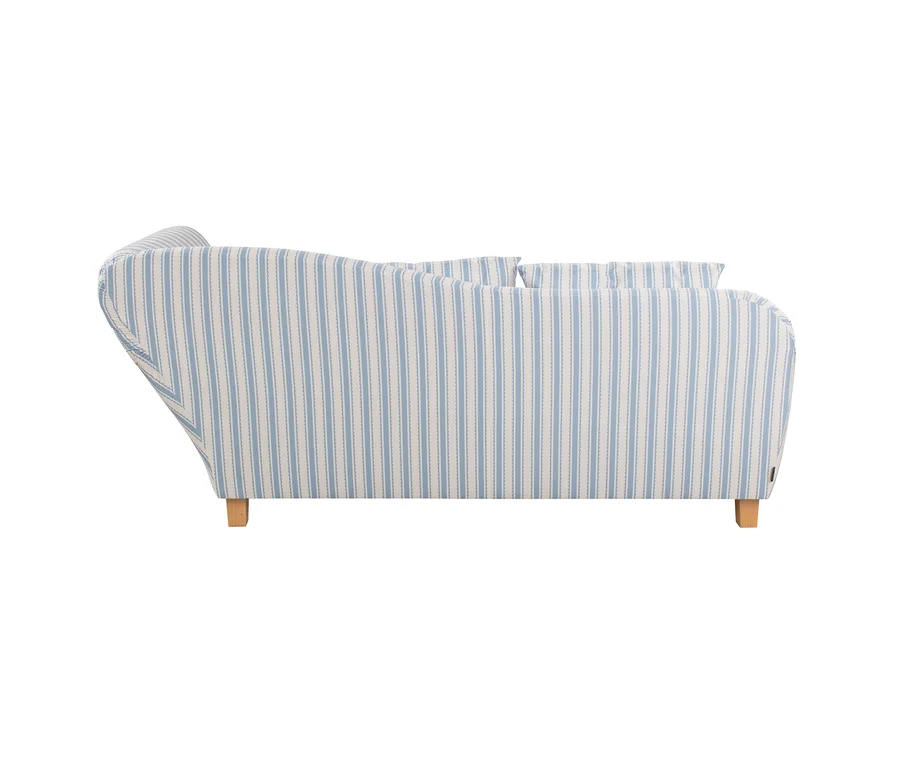 Seitenansicht eines hellblau-weiß gestreiften Sofas mit Holzbeinen und einer geschwungenen Armlehne.