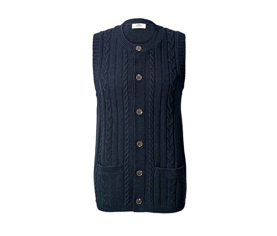 Eine marineblaue Strickweste mit Zopfmuster und Knöpfen.