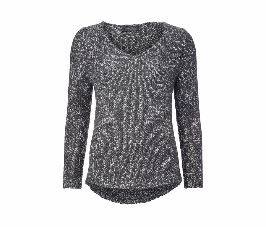 Strickpullover mit silberglänzendem Garn.
