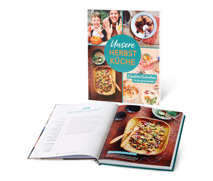 Zwei aufgeschlagene Kochbücher mit Rezepten und Essensbildern.
