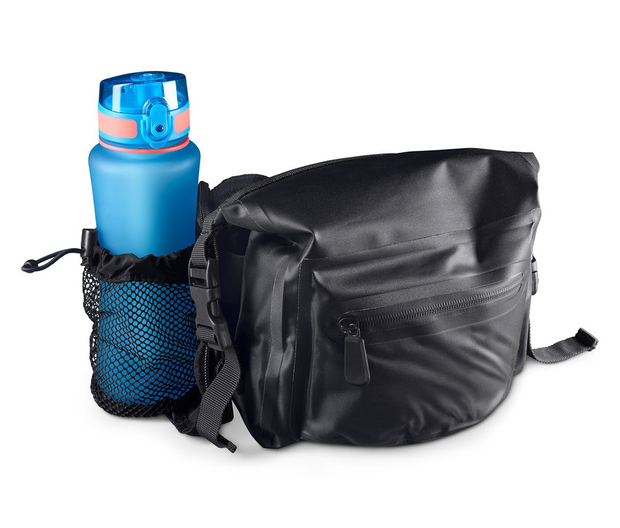 Eine blaue Wasserflasche befindet sich in einer Netztasche an einer schwarzen, wasserdichten Hüfttasche.