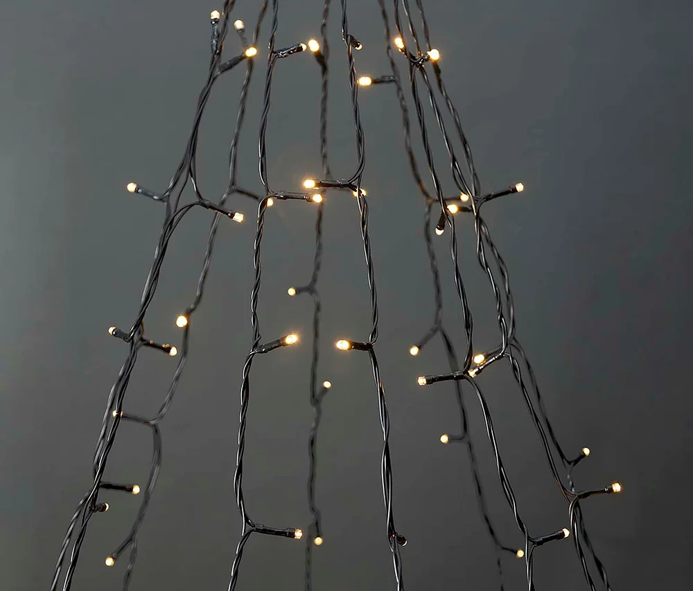 Nahaufnahme einer Lichterkette mit warmweißen LEDs an dunklen Drähten, die eine konische Form bilden, vor einem dunkelgrauen Hintergrund.
