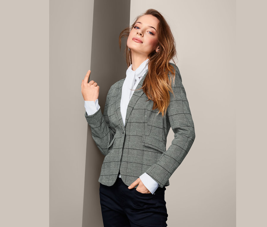 Frau posiert im Sweatblazer.
