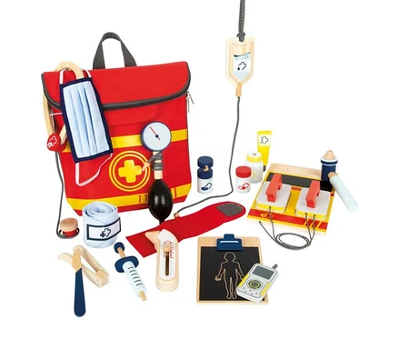 Der small foot Notarzt-Rucksack ist mit Spielzeug-Arztwerkzeug gefüllt.