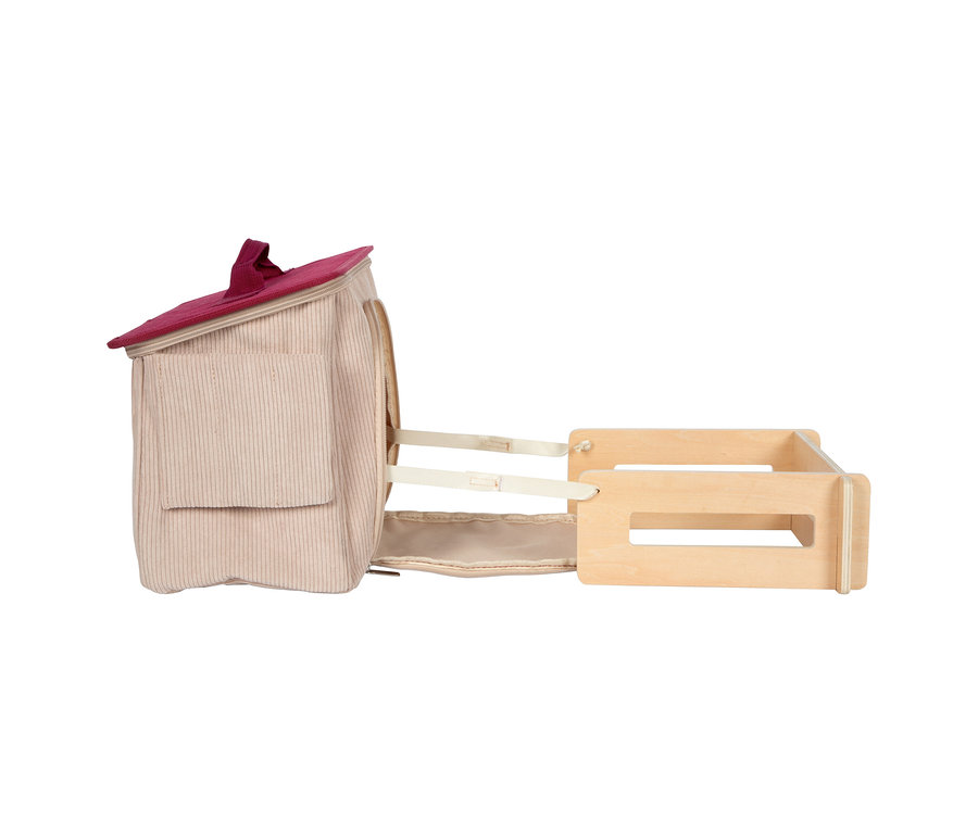 Spiel-Set Pferd mit Stall von small foot: Ein beiger Cord-Stall mit rotem Dach ist mit Riemen an einem hölzernen Kasten befestigt.