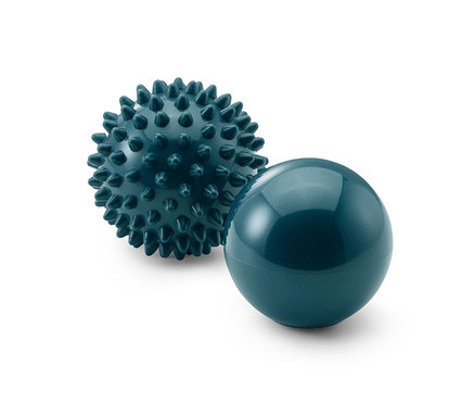 Zwei blaue Massagebälle auf einem weißen Hintergrund. Ein Ball ist glatt und der andere hat Noppen.