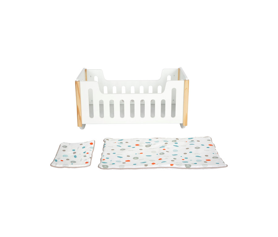 small foot Puppen-Wiegebett »Little Button« aus weißem Holz und Naturholz, davor ein Kissen und eine Decke mit buntem Muster.