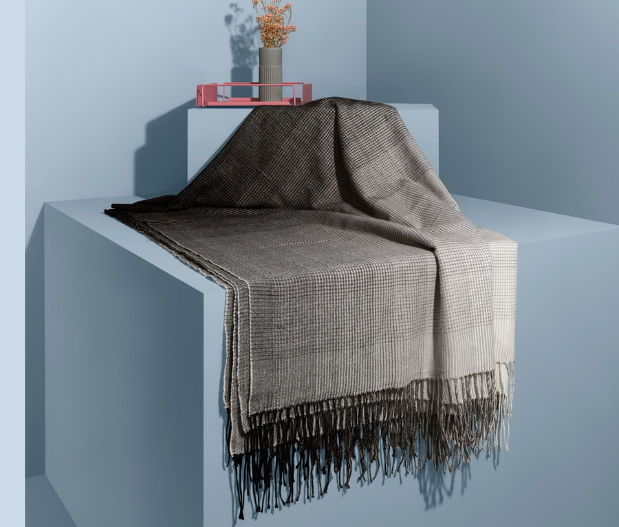 Eine Wohndecke liegt auf einer blauen Stufe.