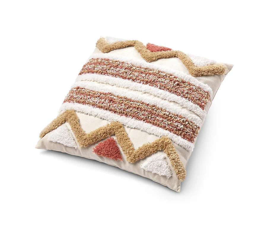 Ein Dekokissen mit Füllung, ca. 45 x 45 cm, in Beige mit Muster.