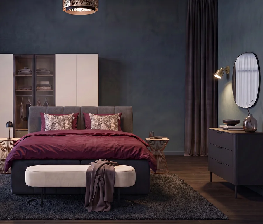 Ein Schlafzimmer mit einem DOMO Boxspringbett »Bergen« mit beerenfarbener Baumwollsatin-Bettwäsche. Davor steht eine Eglo Bank »AVIKLO« mit einer dunkelgrauen SCHÖNER WOHNEN-Kollektion Wohndecke »BASICS«. Links ein rauch Schrank »Skat Shine«, rechts eine WOOOD Kommode »Gunnar« mit einem WOOOD Spiegel »Philou« und einem Eglo Wandspot »Southery« darüber. Ein anthrazitfarbener Teppich »Jane« liegt auf dem dunklen Holzboden, und eine Eglo Deckenleuchte »Sandbach« hängt von der Decke.