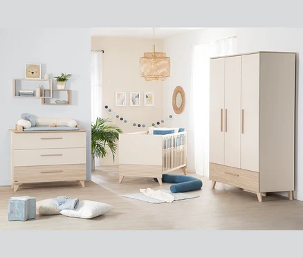 Ein Kinderzimmer mit einem »Sidney« 3-teilig, Kaschmir von roba, einem Kinderbett, einer Kommode und einem Schrank in neutralen Farben.