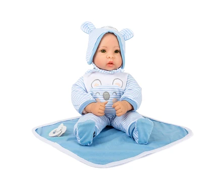 Puppe »Lukas« von small foot in blau-weiß gestreifter Kleidung sitzt auf einer blauen Decke.