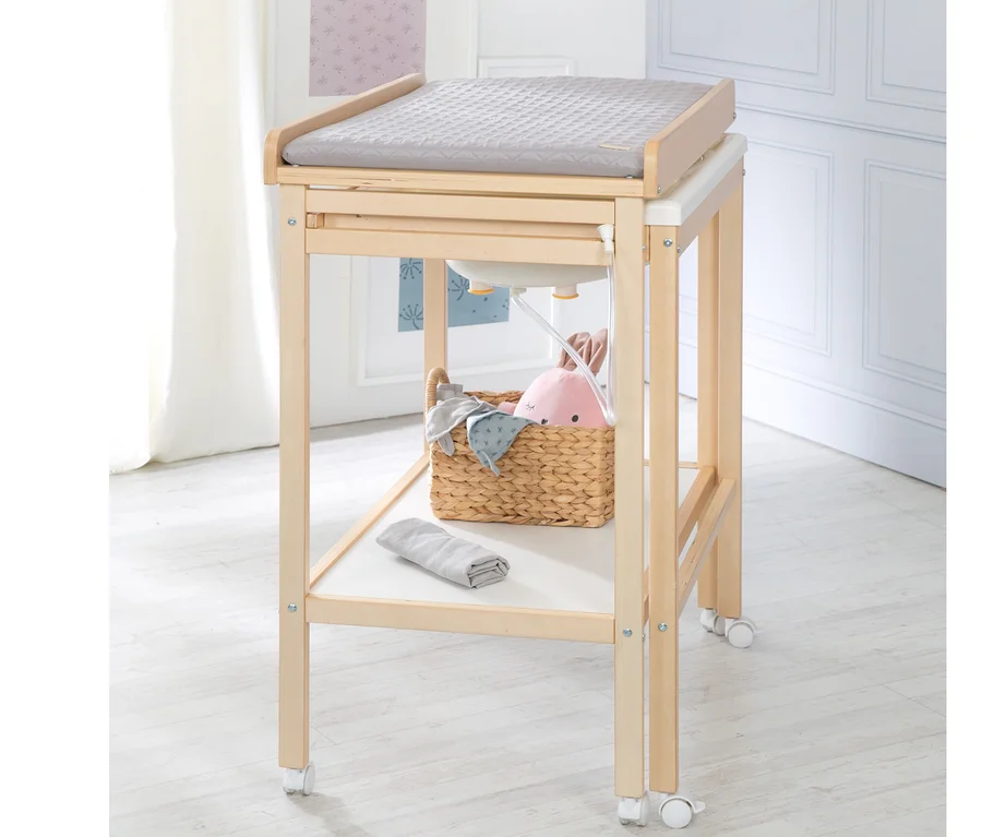 roba Bade-Wickel-Kombination »Baby Pool« mit grauer Auflage und Korb mit Spielsachen.