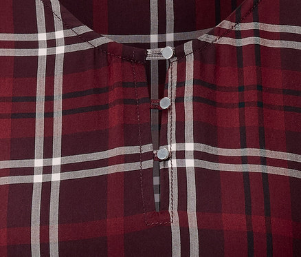 Detailansicht einer Karobluse.