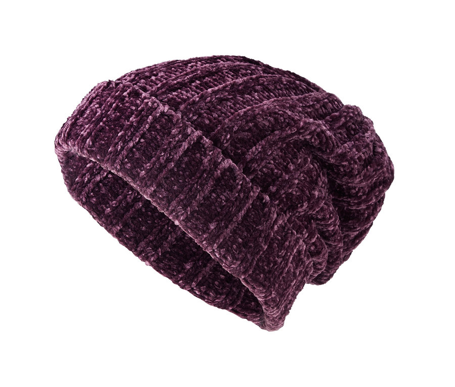 Eine lilafarbene Strickmütze vor einem weißen Hintergrund.