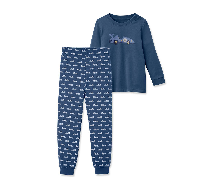 Blauer Pyjama mit Rennwagenmuster.