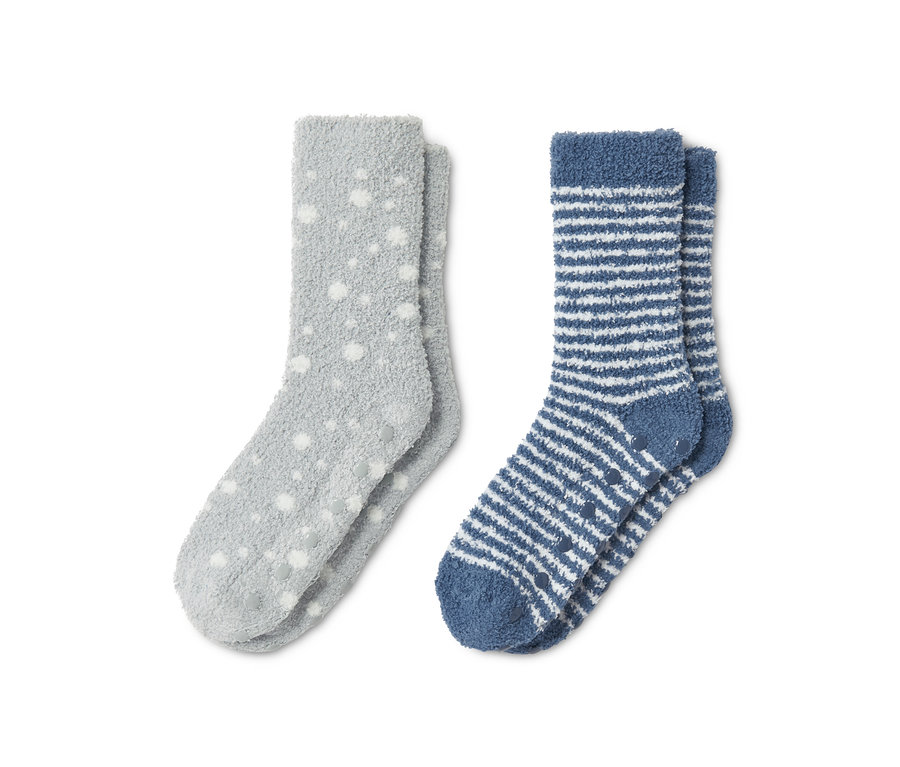 Zwei Paar Kuschelsocken: ein Paar grau mit weißen Punkten, ein Paar blau-weiß gestreift.
