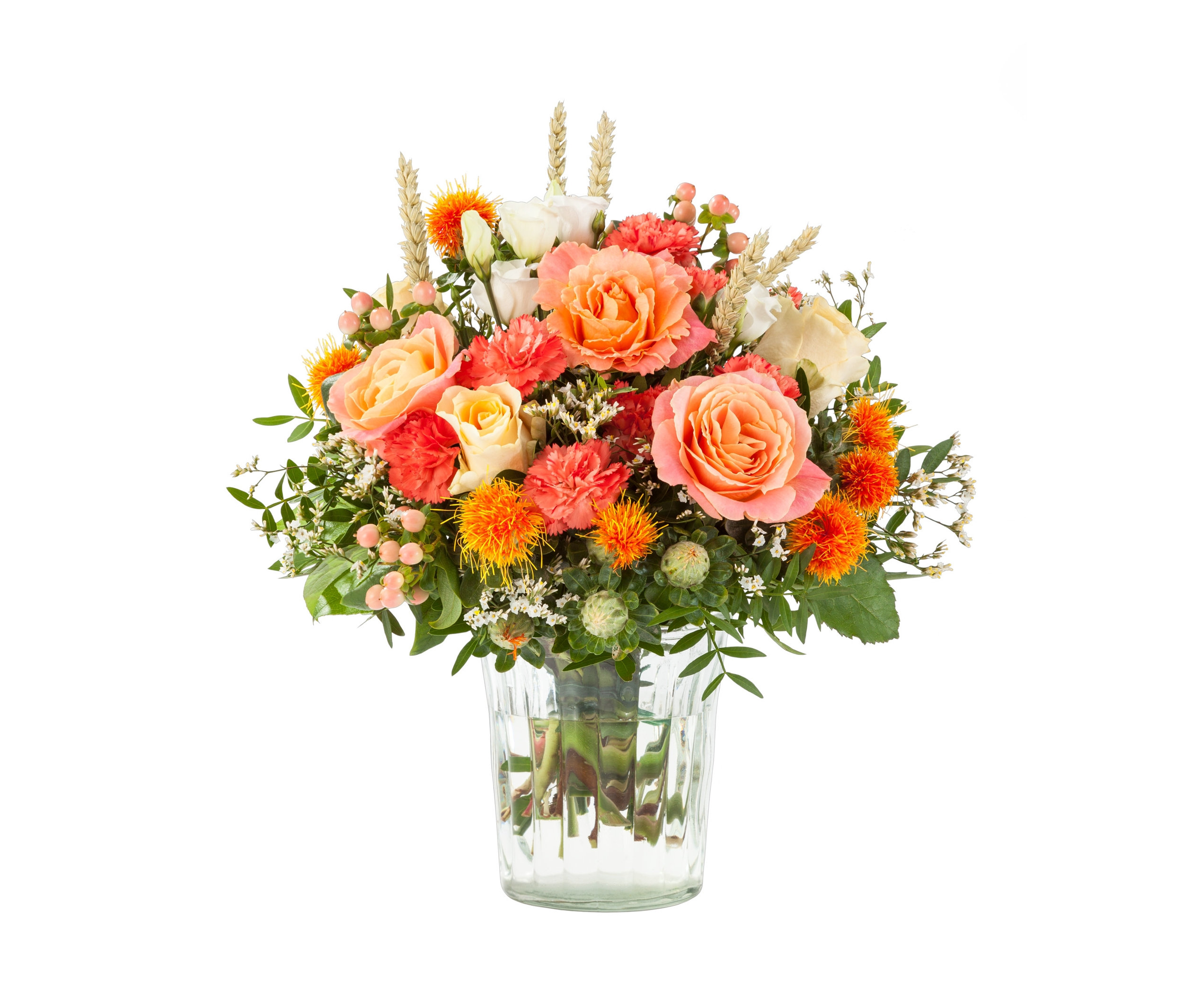 Strauß aus orangefarbenen und weißen Rosen, Nelken und Disteln in einer klaren Vase.