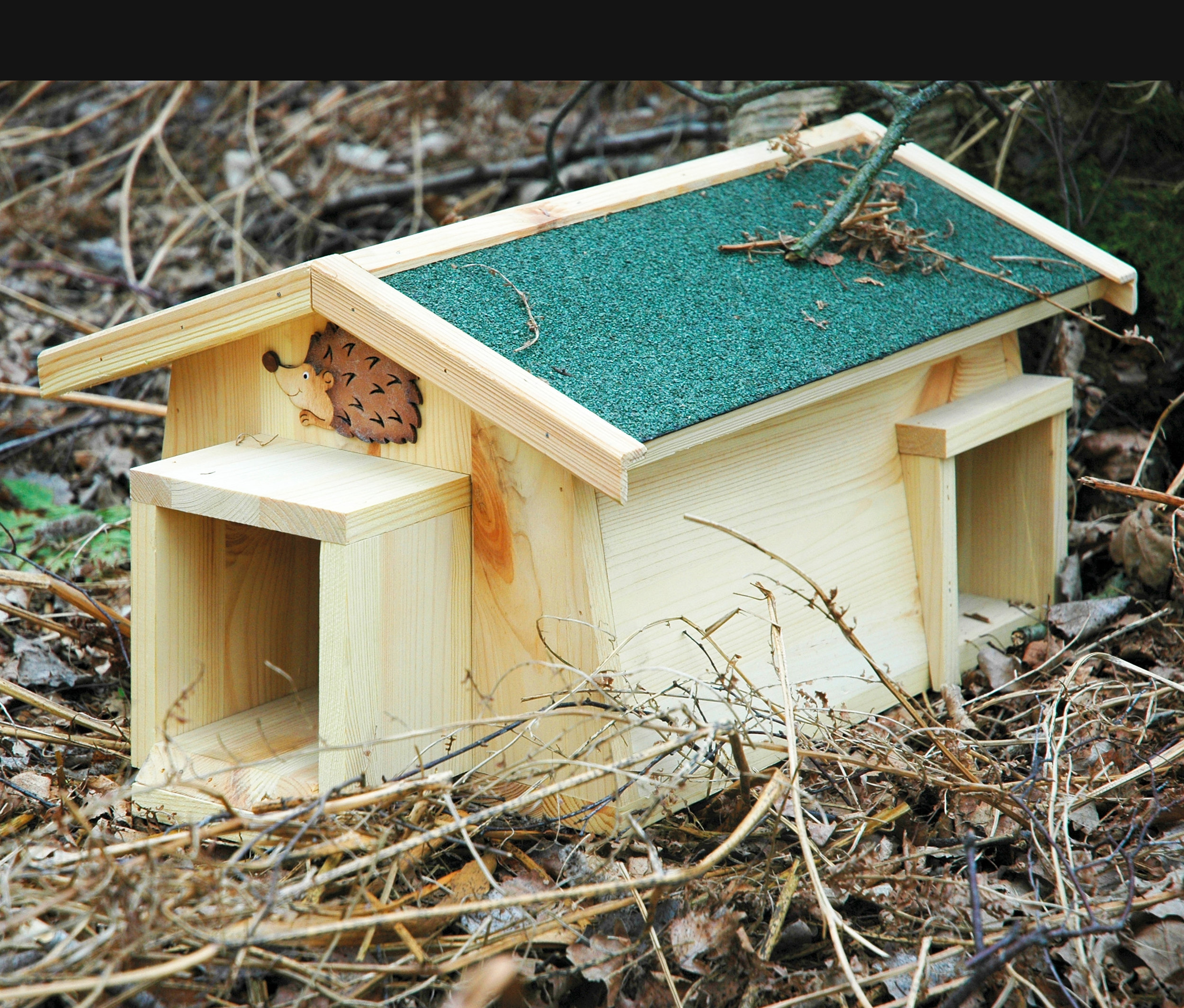 Das Igelhaus »Mecki« liegt auf einem mit Ästen bedeckten Boden.