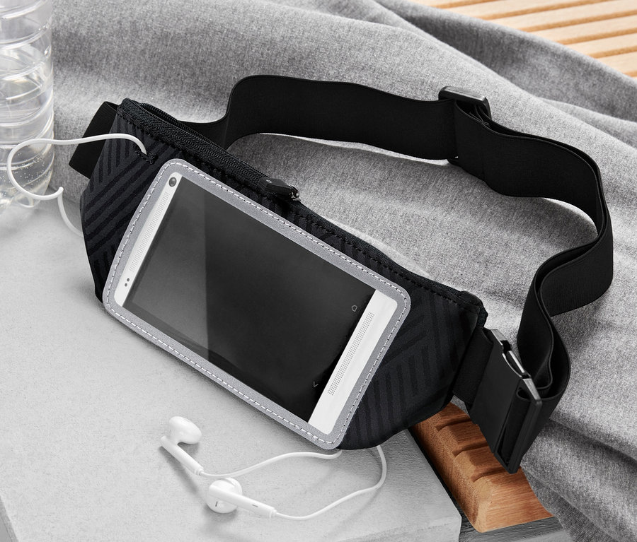 Sportgürtel für Smartphones mit Handy, Kopfhörern, Wasser und Proteinriegel.
