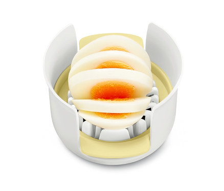 3-in-1-Ei-und-Mozzarella-Schneider mit geschnittenen Eiern.