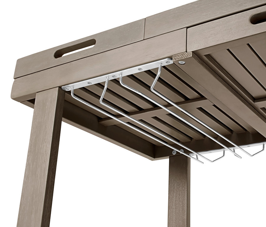 Detailansicht eines Barbecue-Trolleys »Leira« mit 2 herausnehmbaren Tabletts und Gläserhalter.