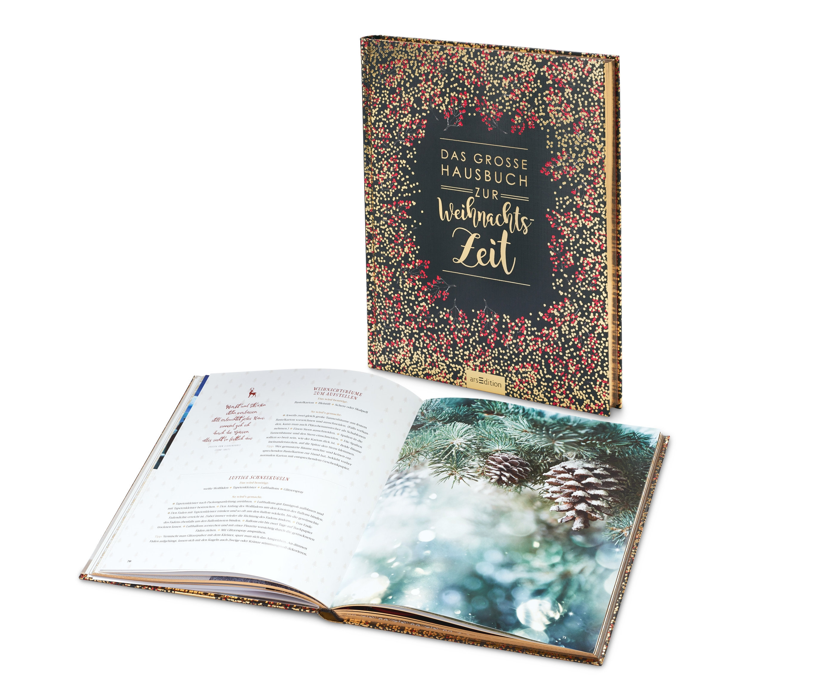 Das aufgeschlagene Buch "Das große Hausbuch zur Weihnachtszeit" mit Weihnachtsmotiv und Tannenzapfen liegt neben einem geschlossenen Buch.