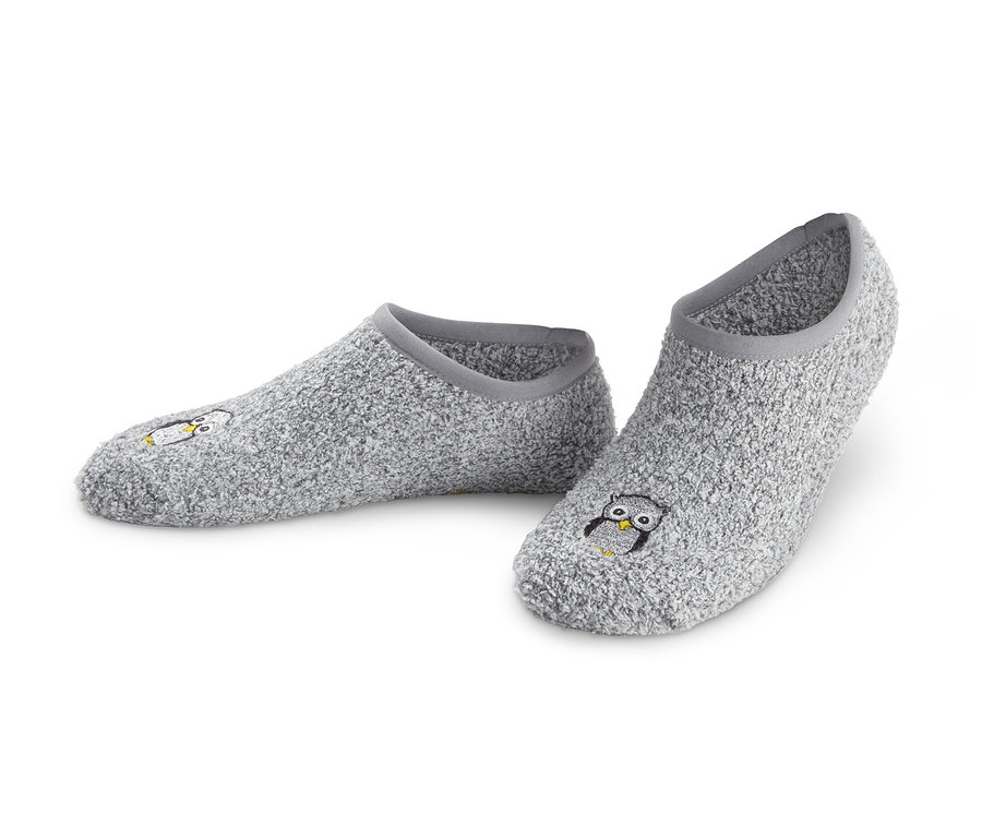Zwei Paar graue Hausschuhsocken mit Tierapplikation.