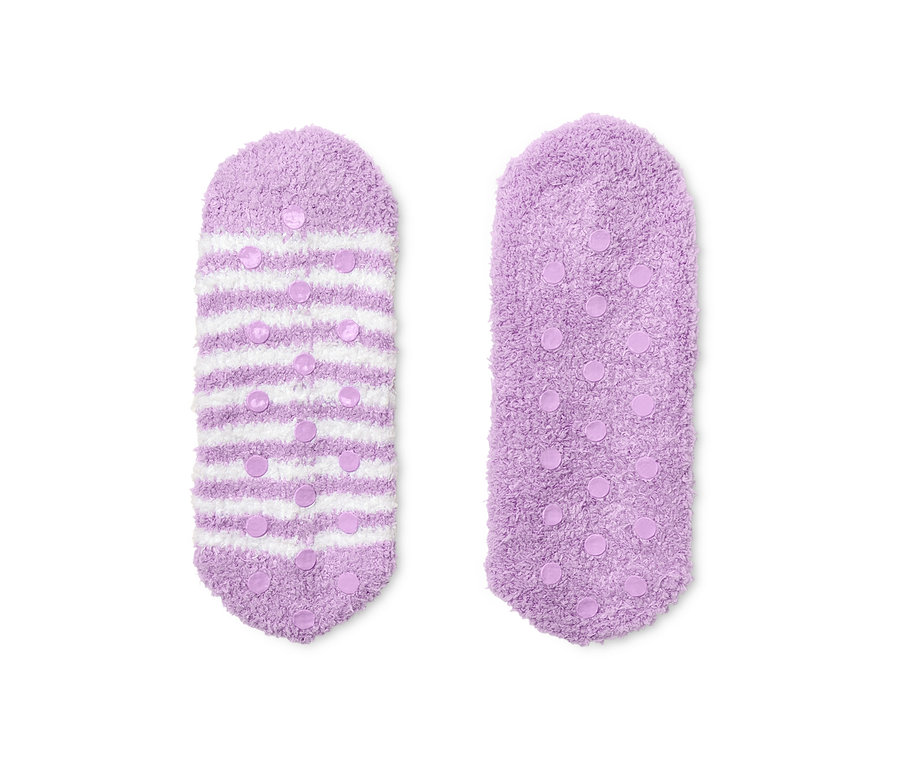 Zwei Paar flauschige, lila Hausschuhsocken mit Antirutsch-Noppen.