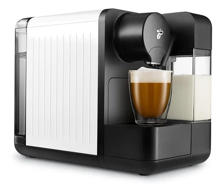 Cafissimo milk, weiß, bereitet Kaffee in einem Glas zu.