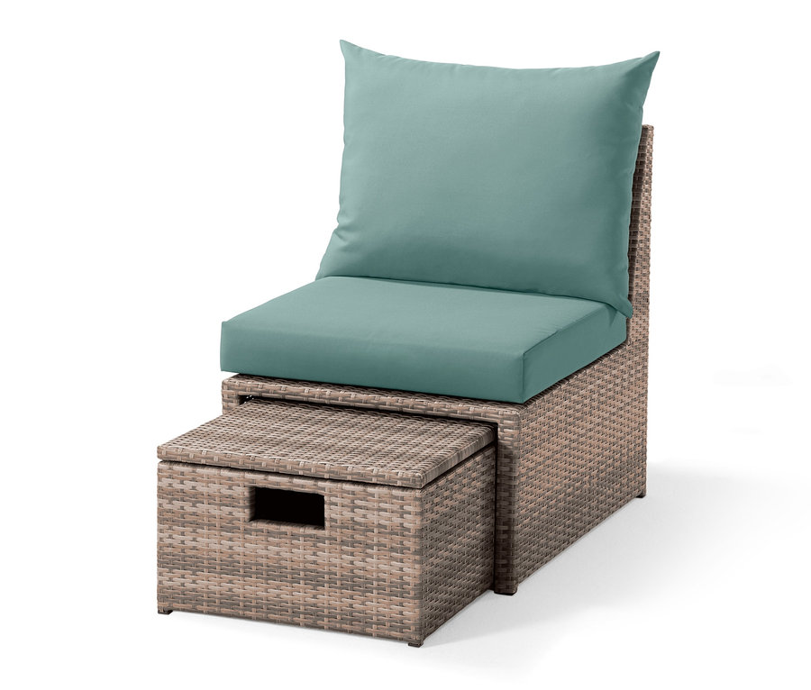 Loungesessel mit Fußteil und hellblauen Kissen.