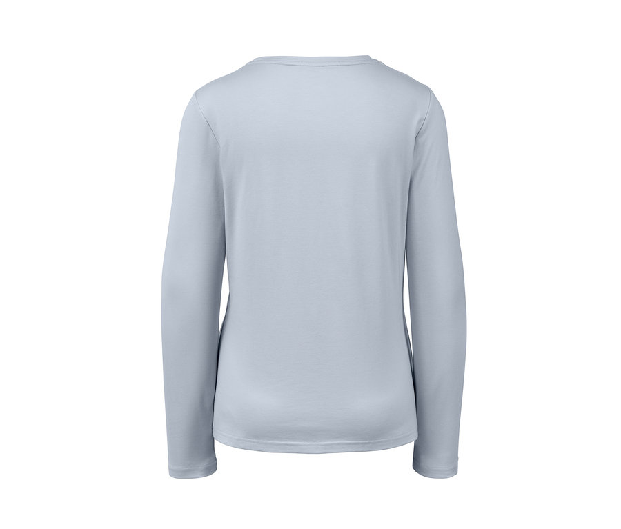 Blauer Pyjama mit langen Ärmeln.