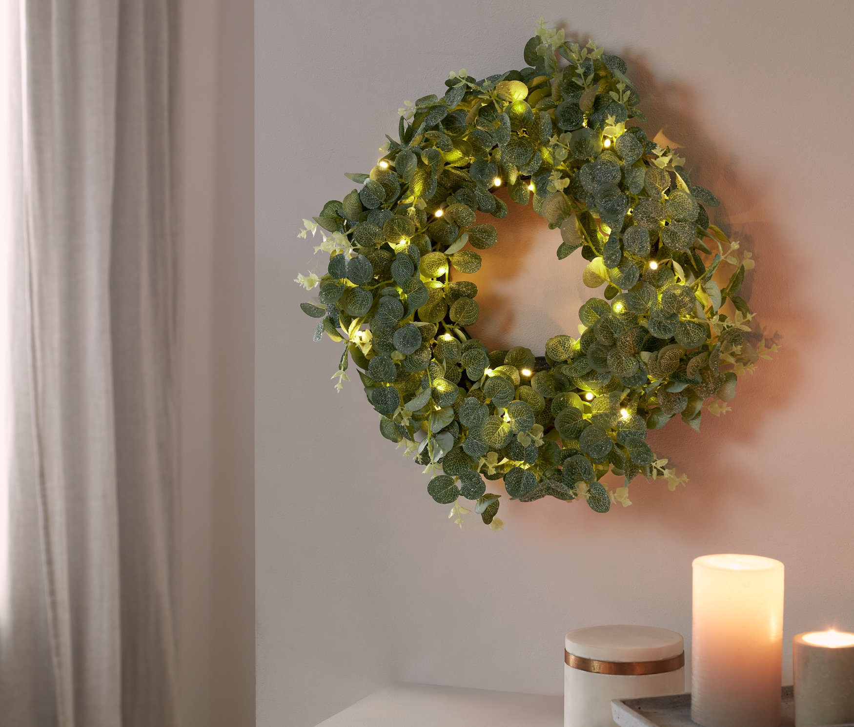 Ein LED-Dekokranz hängt an der Wand.