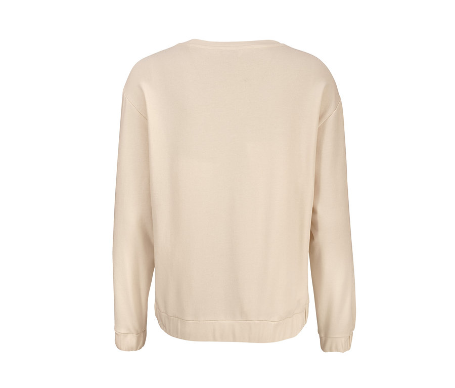 Ein beiges Sweatshirt mit langen Ärmeln.