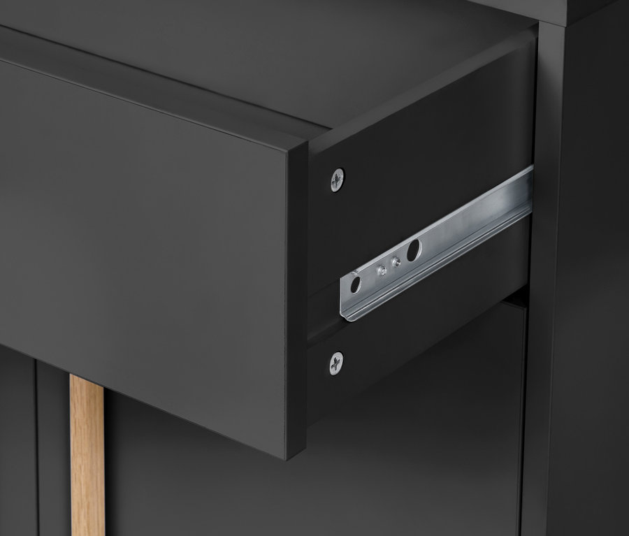 Detailaufnahme eines anthrazitfarbenen Bad-Sideboards "Eklund" mit offener Schublade und Holzgriff.