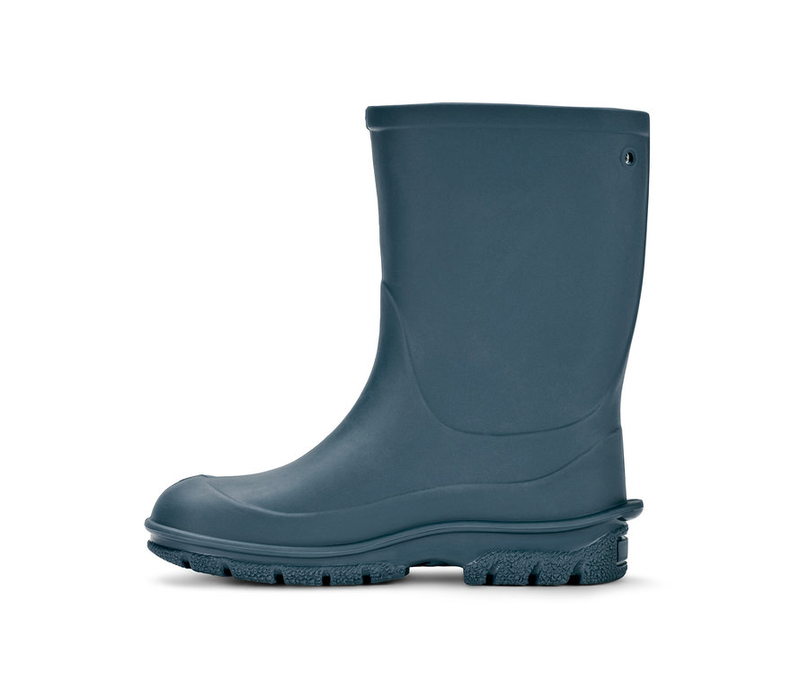 Ein blauer Gummistiefel vor einem weißen Hintergrund.