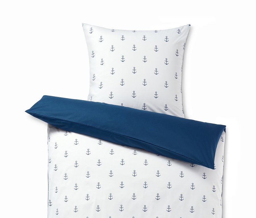 Weiße Renforcé-Bettwäsche mit blauem Ankermuster, Normalgröße, mit blauem Kissen.