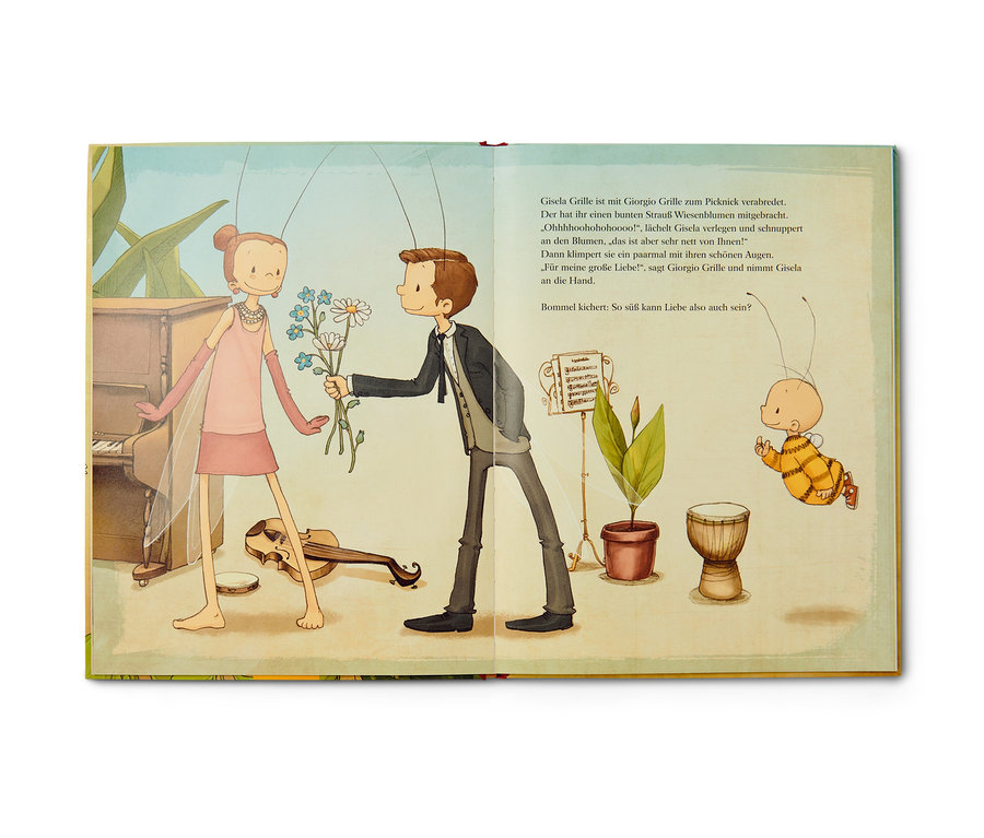Illustration eines Paares von Insektenfiguren, einem Geiger und einer Hummel. Der Geiger bietet einer Frau einen Strauß Feldblumen an. Im Hintergrund befinden sich ein Klavier und ein Buch: »Die kleine Hummel Bommel – Bilderbuchgeschichten«.