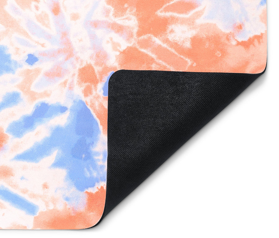 Detail einer Hybrid-Yogamatte mit Batikmuster in Orange und Blau.