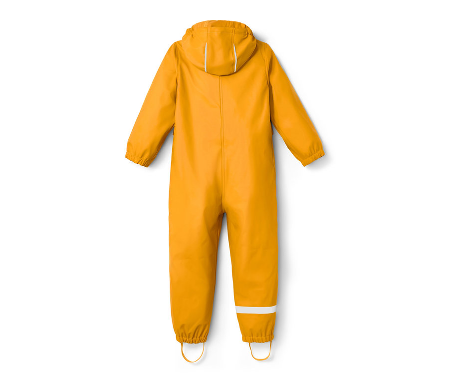 Gelber Regeneinteiler »Friesennerz« mit Kapuze und Reflektoren an Ärmeln und Beinen.