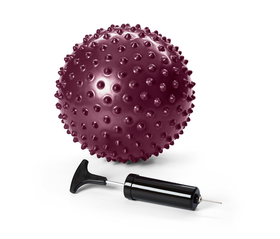 Ein lila Fitness-und-Massage-Ball und eine schwarze Pumpe auf weißem Hintergrund.
