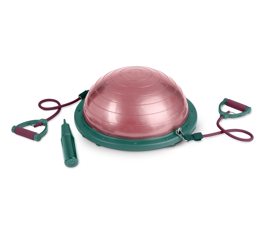 Ein rosafarbener Balance-Ball mit grünem Sockel und Pumpe. Am Ball sind zwei violette Widerstandsbänder befestigt.