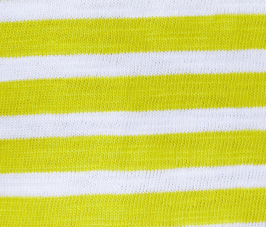 Detailansicht eines gestreiften T-Shirts, gelb.