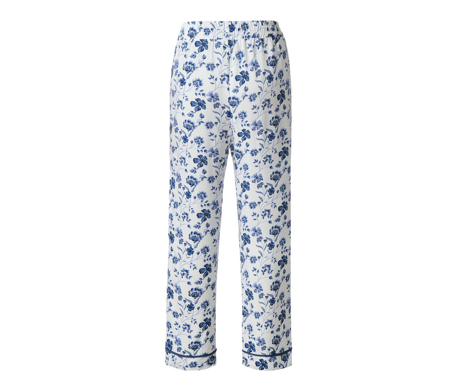Weiße Relaxhose mit blauem Blumenmuster.