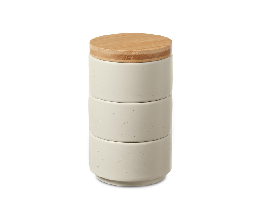 Gestapelte kleine Gewürzdosen mit Bambusdeckel.